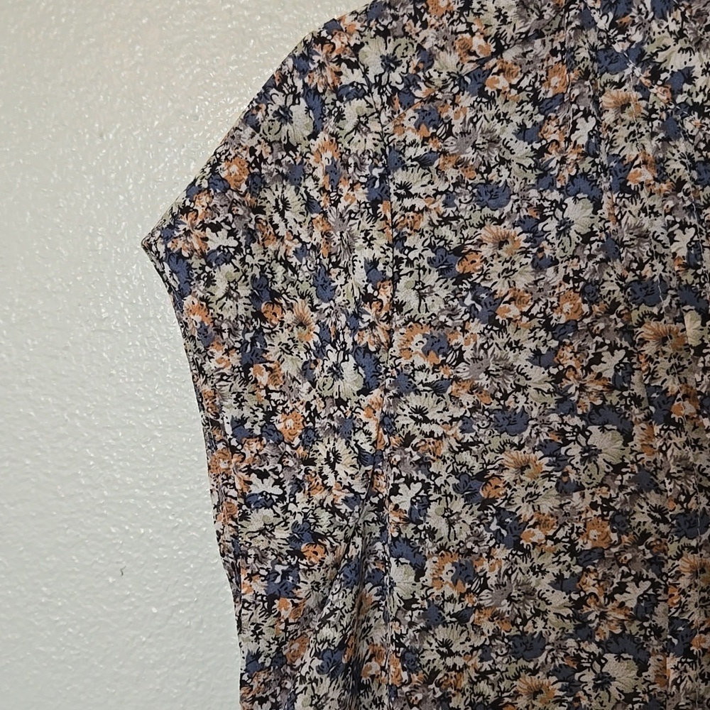Monday Fun | Blue Floral Flowy Cap Sleeve Top Size Large - Picture 7 of 9
